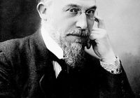 Black and white photo of Eric Satie in his later years